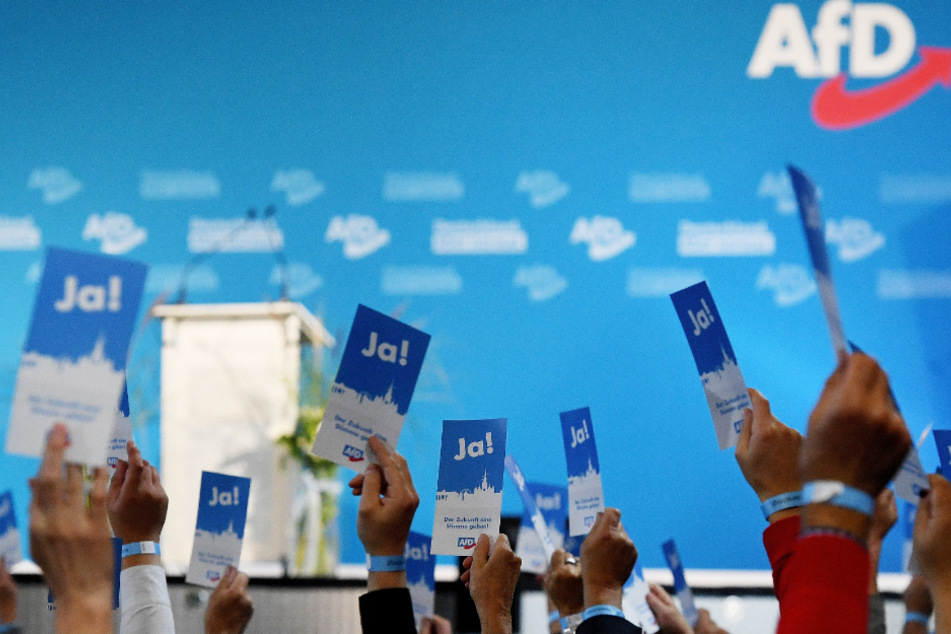 Parteimitglieder stimmen beim Landesparteitag der AfD Bayern am 16. Oktober ab. In einer Telegram-Gruppe der Partei wurden zweifelhafte Inhalte geteilt.