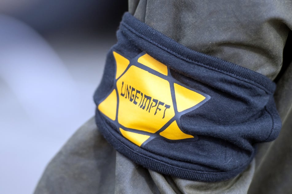 Viele Teilnehmer von Corona-Demonstrationen tragen Sterne mit der Aufschrift "Ungeimpft".