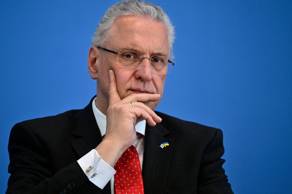 Bayerns Innenminister Joachim Herrmann (67) kritisiert die Darstellung der Vorfälle durch die AfD in der Öffentlichkeit.