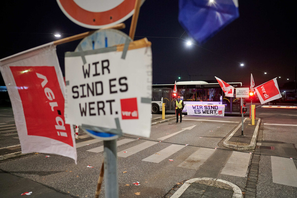 Ein Bus blockiert die Zufahrt zu einem Depot der KVB. Durch die Landesweiten Warnstreiks im öffentlichen Personennahverkehr fallen in Köln die Fahrten der Busse und Bahnen aus.
