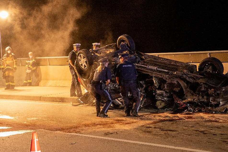 Der Fahrer des nicht angemeldeten Dacias ist bei dem Verkehrsunfall ums Leben gekommen.