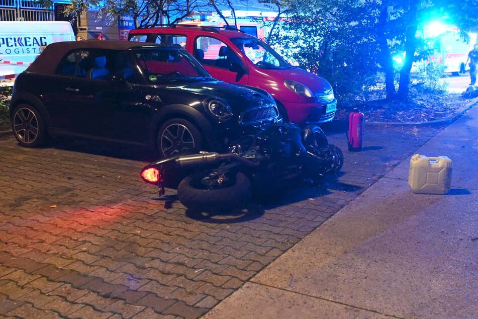 Die Maschine ist nach der Kollision mit dem Bordstein auf einen Parkplatz gerutscht.