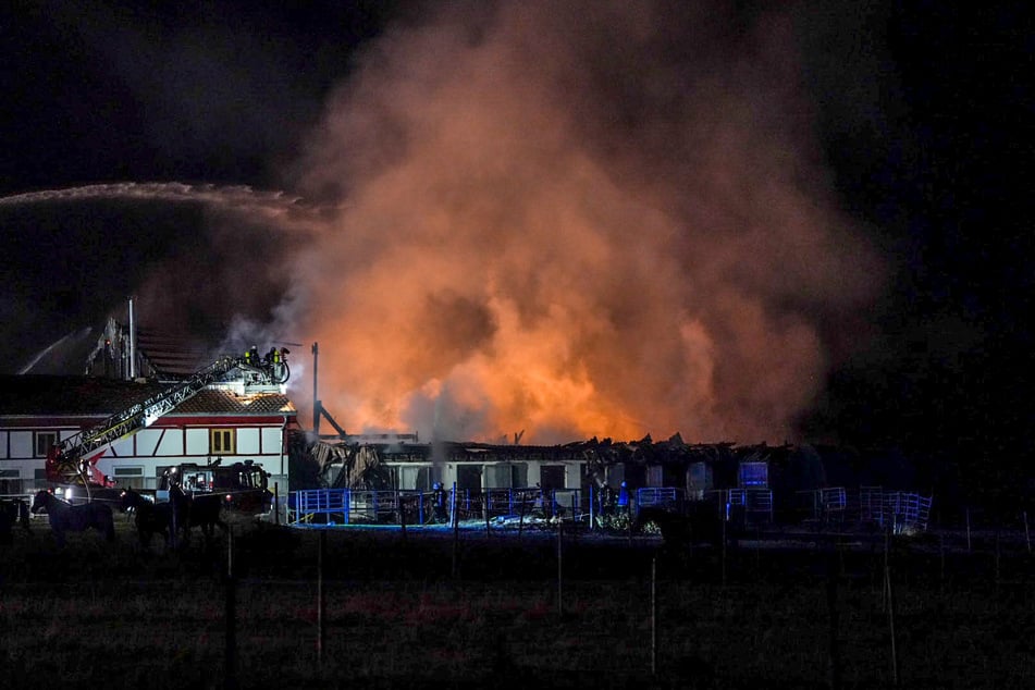 Großbrand auf einer landwirtschaftlichen Anlage in Tübingen!
