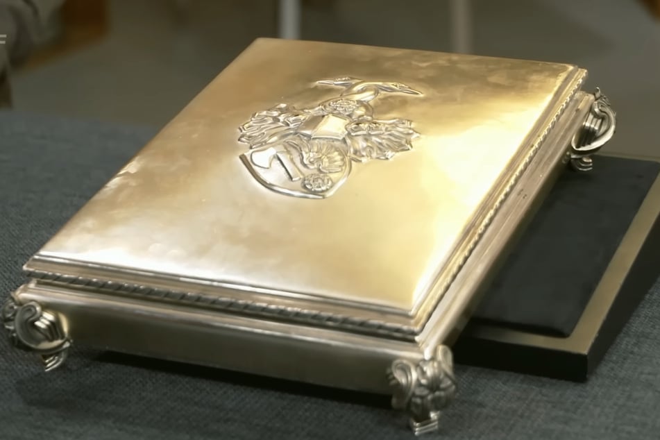 Bei dem Objekt handelt es sich um eine Silberschatulle, die um 1950 gefertigt wurde.