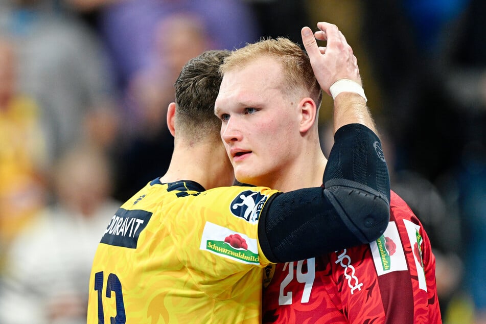 Die Rhein-Neckar Löwen um den deutschen Nationaltorwart David Späth (23, r.) müssen den hart erkämpften Sieg gegen Lemgo abgeben.