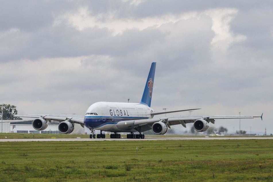 Der A380 der Global Airlines am Flughafen Dresden. Auffälliges Detail: Die Lackierung des Vorbesitzers China Southern ist noch gut zu erahnen.