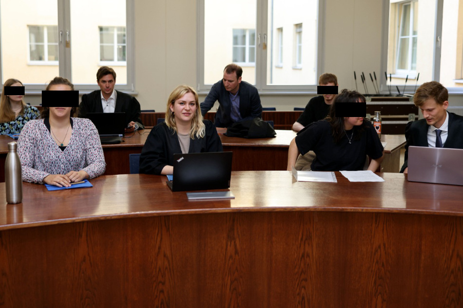 Die Angeklagten mit ihren Verteidigern am Donnerstag vor dem Amtsgericht Leipzig.