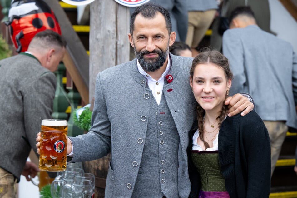 FC Bayerns Sportdirektor Hasan Salihamidzic (45) ist mit seiner Tochter Selina auf dem Oktoberfest angekommen.