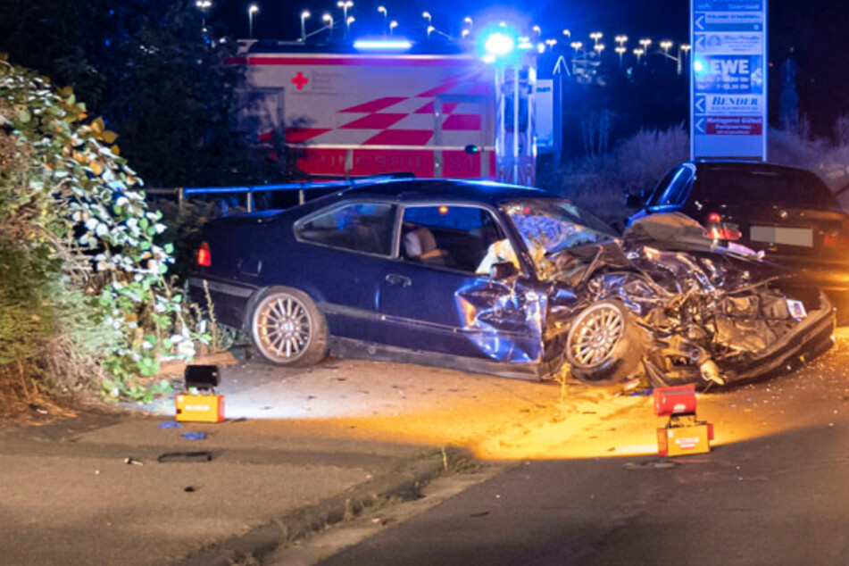 Die beiden BMW waren aus noch ungeklärter Ursache frontal zusammengestoßen.