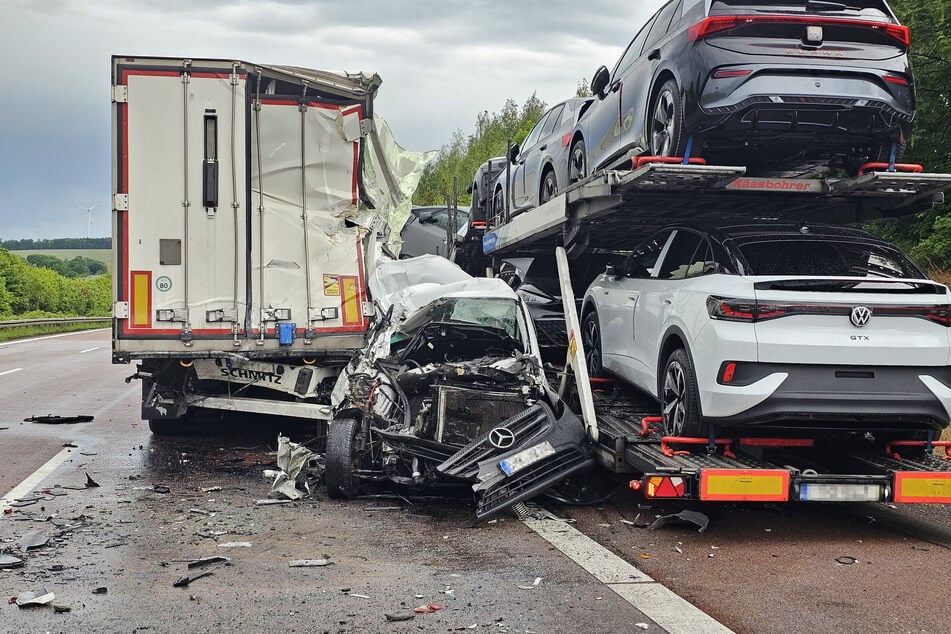 Der Transporter wurde zwischen Lkw und Sattelschlepper zerquetscht. Der Fahrer (†57) hatte keine Chance. (Archivbild)
