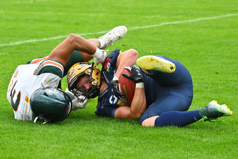 Joel Särkelä (r.) fing den ersten Touchdown für die Monarchs.