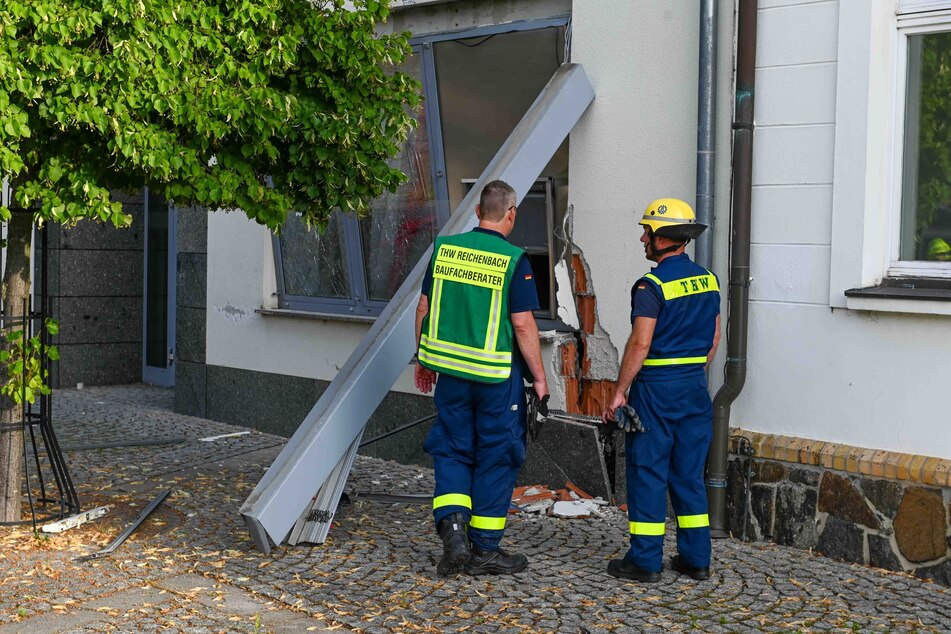 Mitarbeiter des Technischen Hilfswerks überprüfen nun die Statik des Gebäudes.