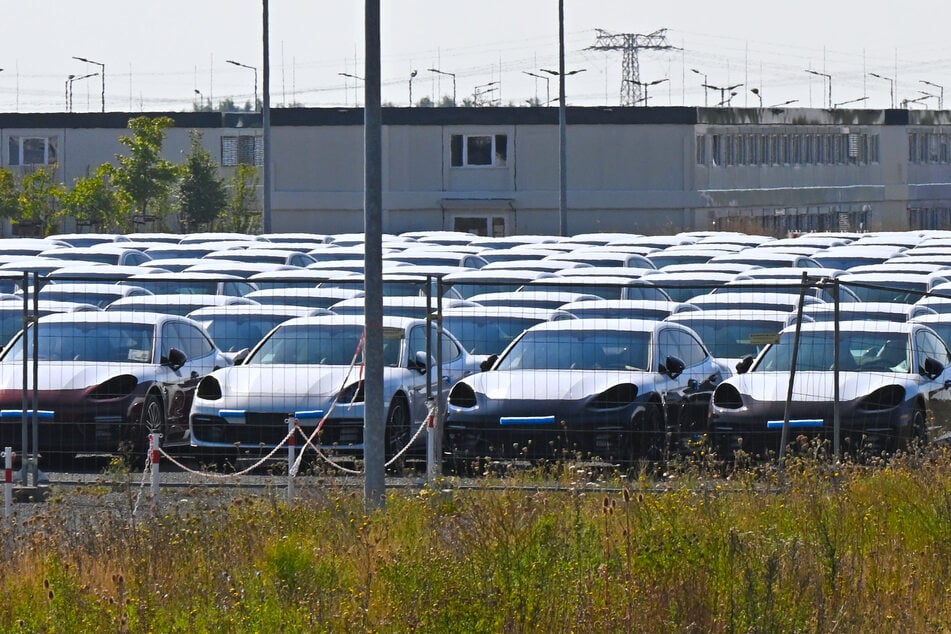 Scheinwerfer fehlen! Hunderte Porsche müssen auf Leipziger Werksgelände warten