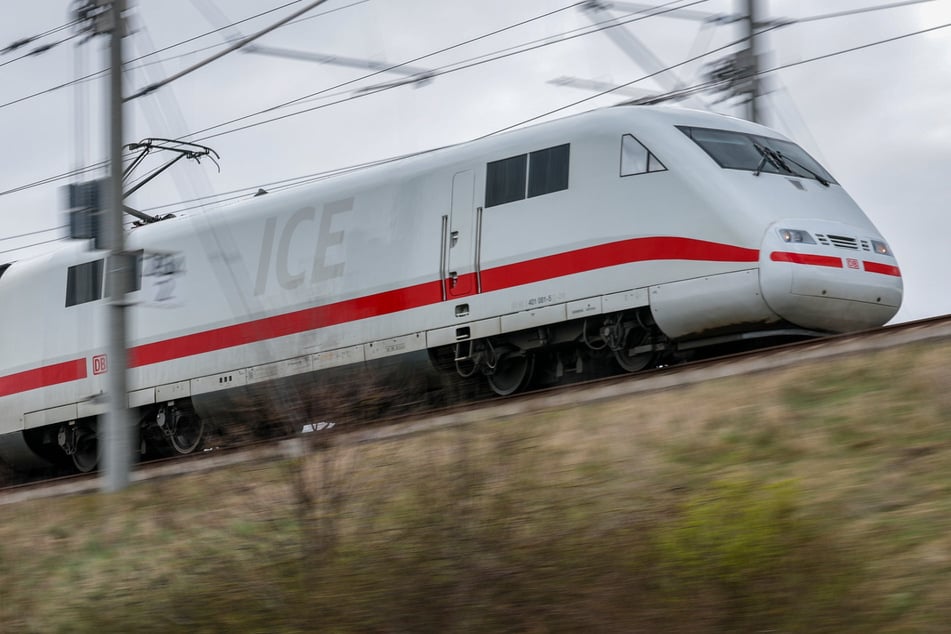 ICE auf Schnellfahrstrecke liegengeblieben: Über 200 Reisende müssen evakuiert werden!