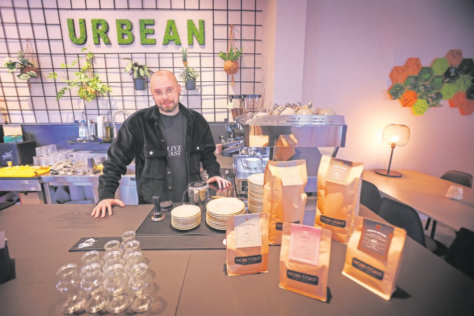 Niels Fritsch (30) bereitet im Café "Urbean" einen leckeren Kaffee zu.