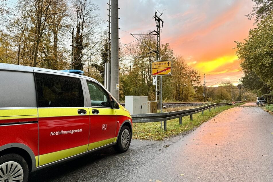 Der Bahnverkehr im Elbtal nahe Kurort Rathen kam am Sonntagnachmittag zum Erliegen. Das DB-Notfallmanagement war zur Lageerkundung vor Ort.