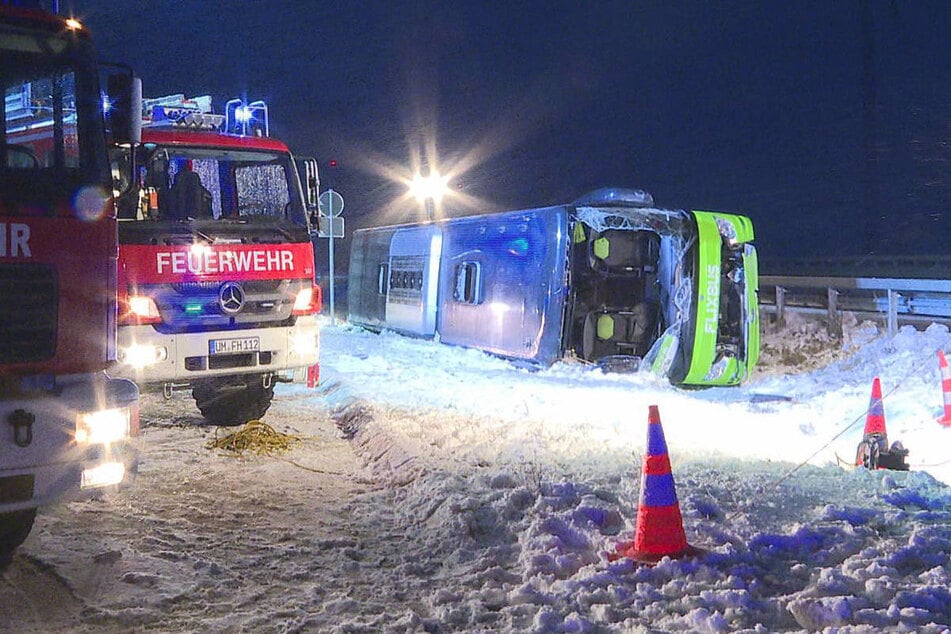 Der Flixbus soll bei der Abfahrt auf einen Parkplatz verunglückt sein.