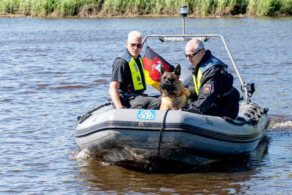 Am Donnerstag fuhren Einsatzkräfte mit Suchhunden den Fluss Oste ab, doch die Aktion war erfolglos.