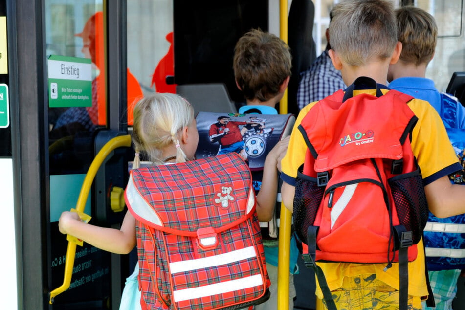 Im Bus waren 130 Schulkinder. Keines von ihnen wurde bei dem Unfall verletzt. (Symbolbild)