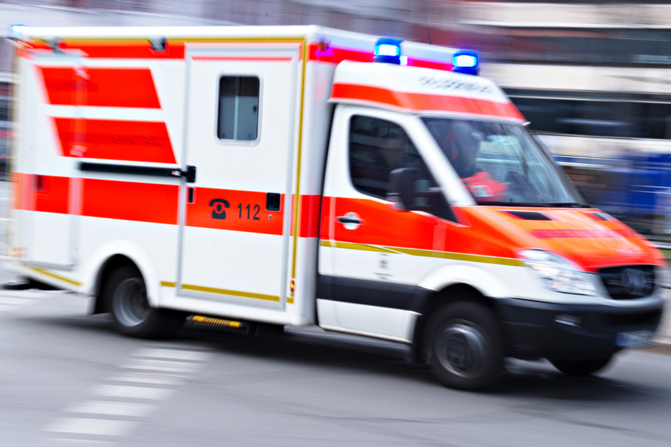 Ein Motorradfahrer ist bei einem Unfall auf der B299 in Bayern ums Leben gekommen. Die Rettungskräfte konnten nichts mehr für ihn tun. (Symbolbild)