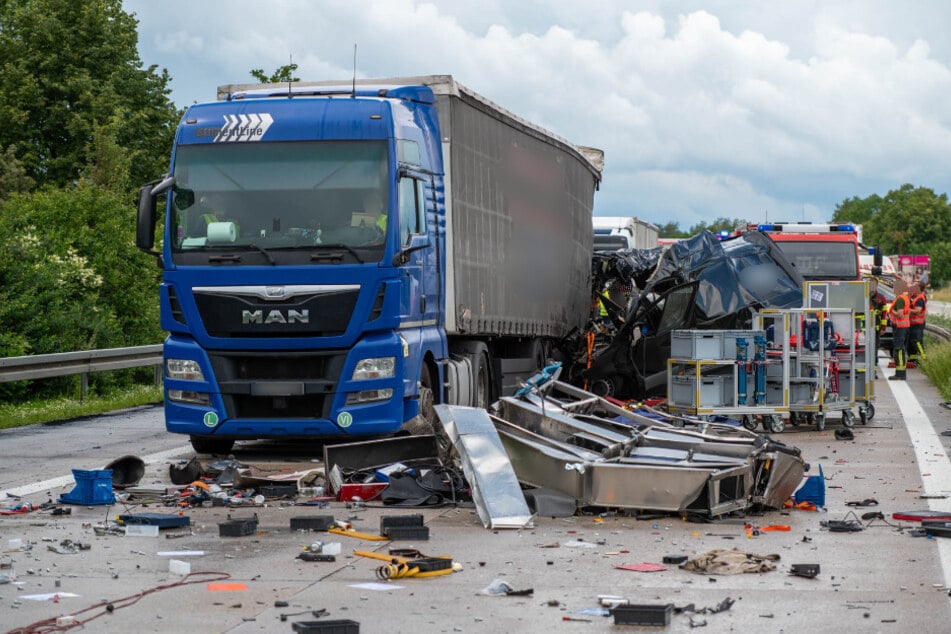 Der Transporter-Fahrer (32) krachte in einen langsam fahrenden Lastwagen.