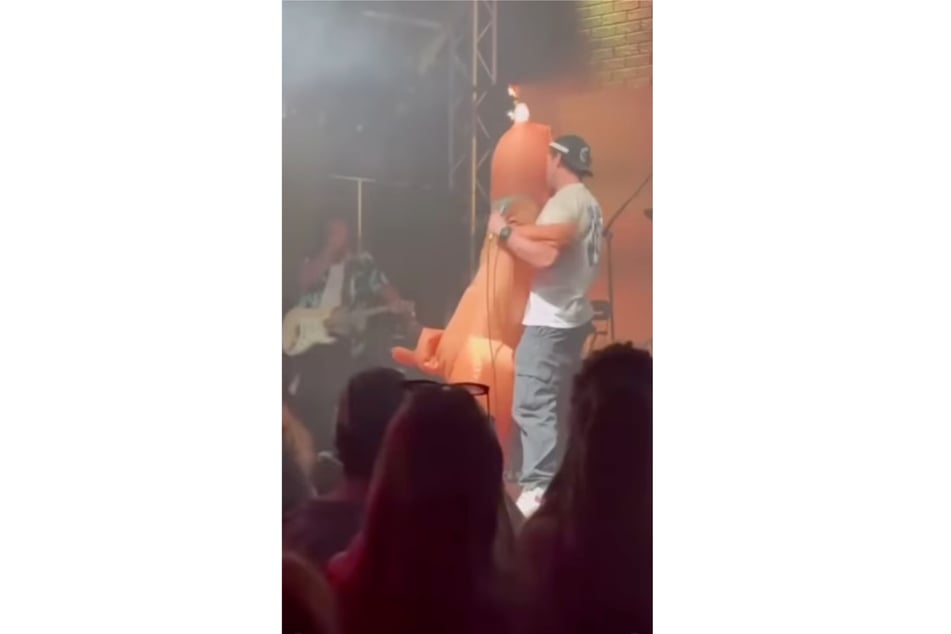 Am Ende hielt er nicht seine Freundin im Arm, sondern ein aufblasbares Känguru.