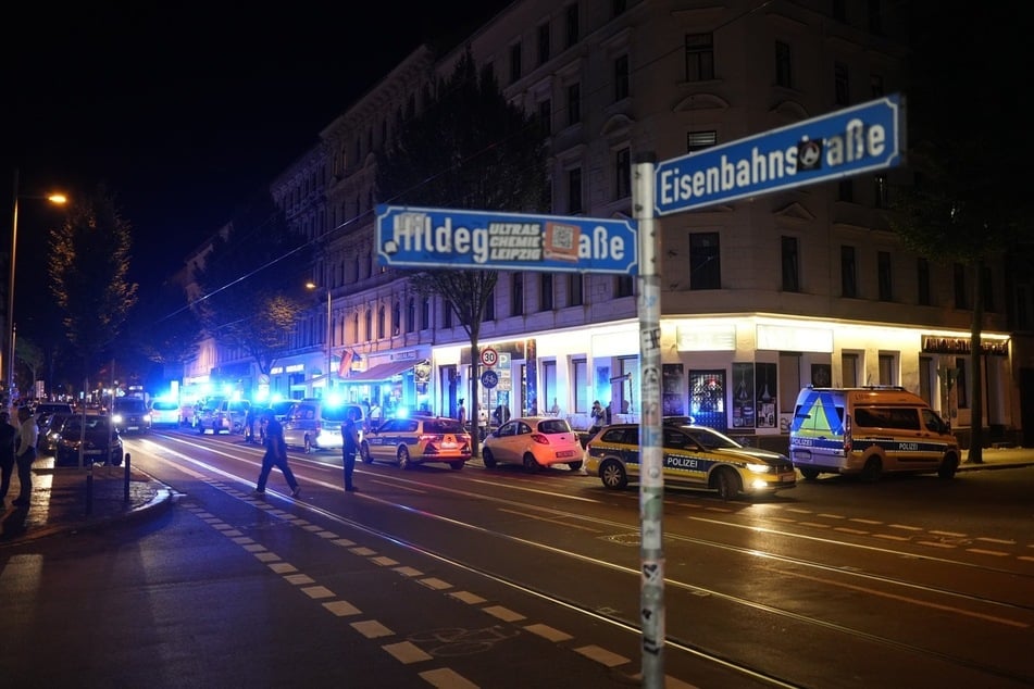 Polizisten haben am 29. Juni 2024 die Eisenbahnstraße abgesperrt, nachdem dort ein 48-Jähriger erstochen wurde.