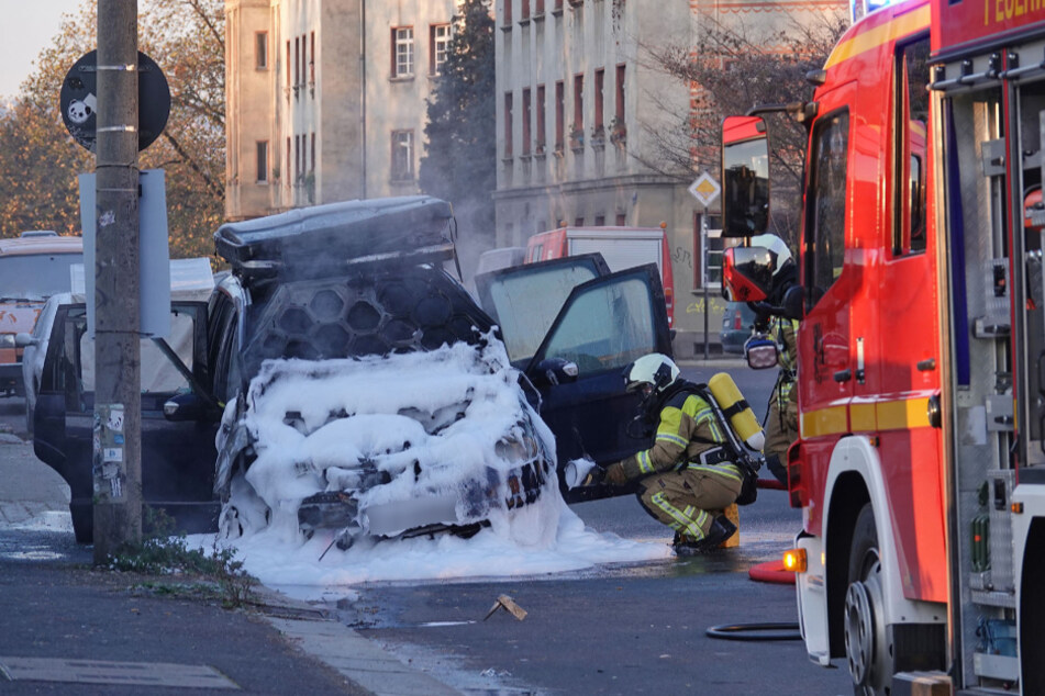 Die Feuerwehr löschte den brennenden Ford Galaxy mit Schaum und Wasser.