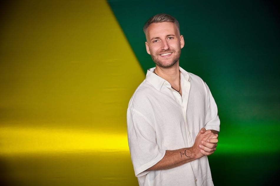 Hat Alex (32) durch seine kurze Unaufmerksamkeit seinen Beziehungsstatus entlarvt?