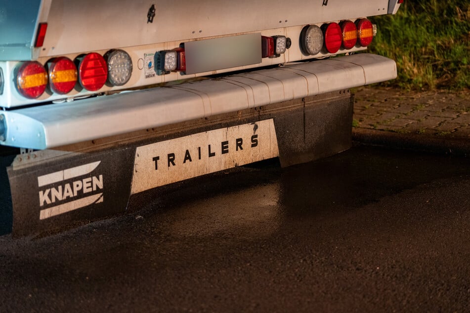 Aus einem Lkw tropfte am Samstagabend eine unbekannte Flüssigkeit aus.