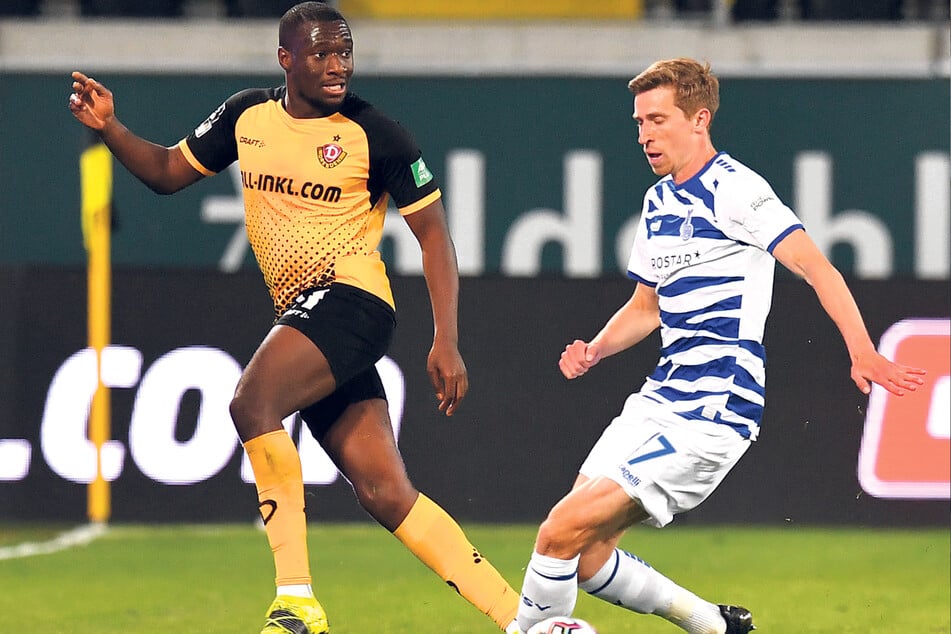 Duisburgs Arne Sicker (r., gegen Agyemang Diawusie) soll ein Kandidat für Dynamo sein.