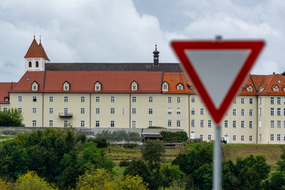 Das Kloster Mallersdorf in Niederbayern. In dem Kloster sind am Freitag fast 650 Ordensschwestern sowie einige Mitarbeiter auf eine Infektion mit dem Coronavirus hin getestet worden.