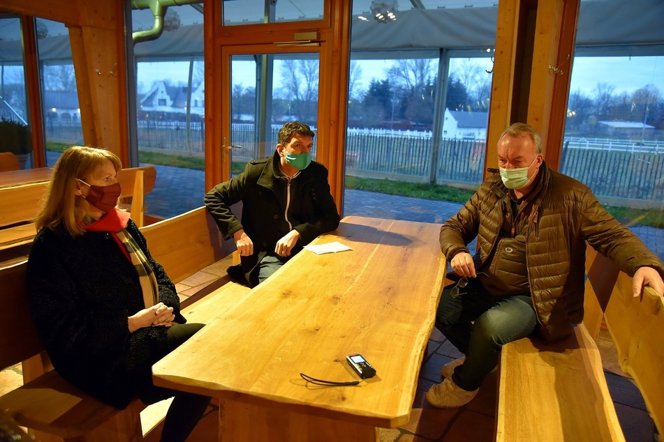 Petra Köpping (62, SPD) und der Landrat des Leipziger Landkreises Henry Graichen (44, CDU, M.) statteten Lorenz Eskildsen (56), dem Geschäftsführer der gleichnamigen Gänsefarm, einen Besuch ab.