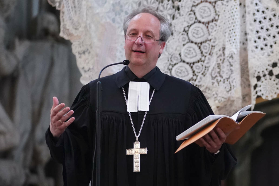 Der Berliner Landesbischof Christian Stäblein (54) hat den Vorfall als "schrecklichen Fehler" bezeichnet und sich für den Vorgang entschuldigt.
