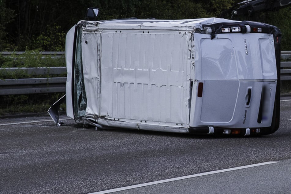 Nach Crash mit Mercedes: Renault Trafic überschlägt sich auf A661