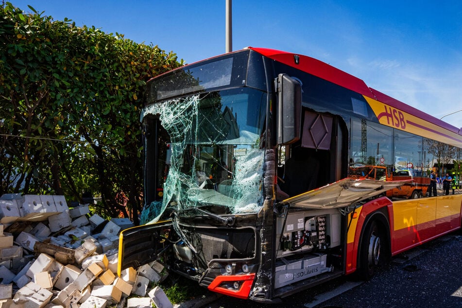 Auch der Fahrer des Linienbusses und zwei Fahrgäste erlitten Verletzungen.