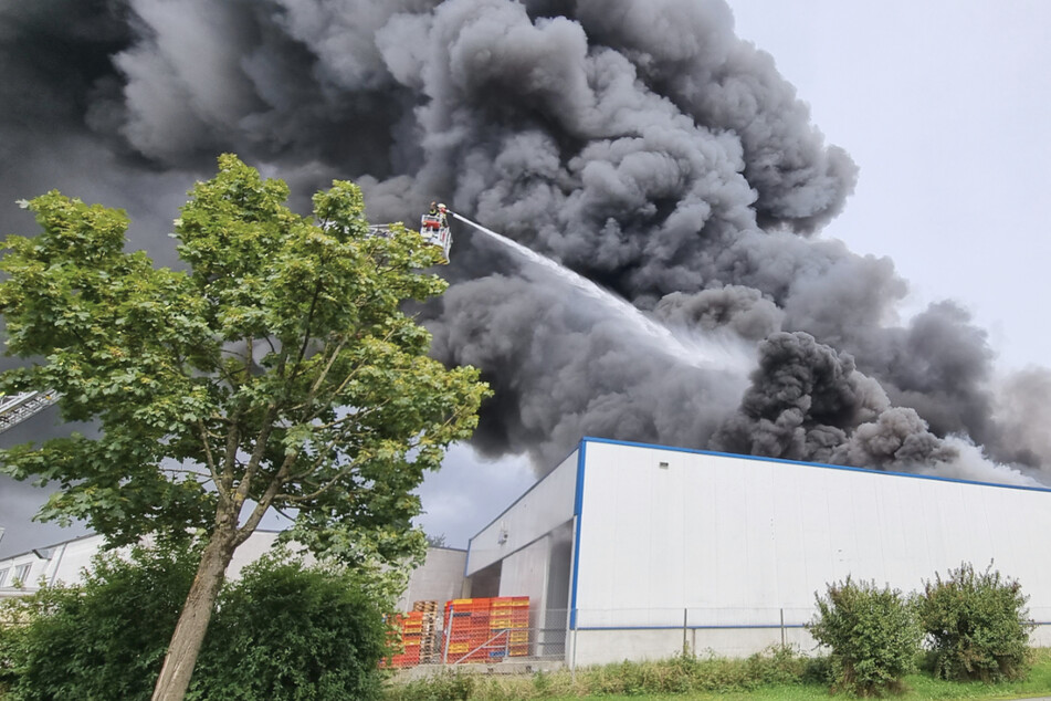 Über der brennenden Lagerhalle in Leverkusen hat sich eine riesige Rauchwolke gebildet.
