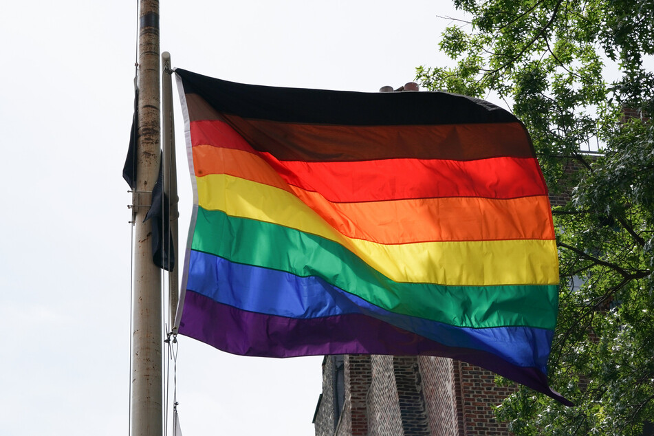 Die Regenbogenflagge ist ein wichtiges Zeichen für Offenheit für die LGBTQ - Community.