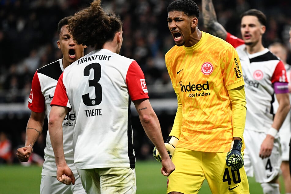Tuta (l.) gehört zu den dienstältesten Spielern bei Eintracht Frankfurt.