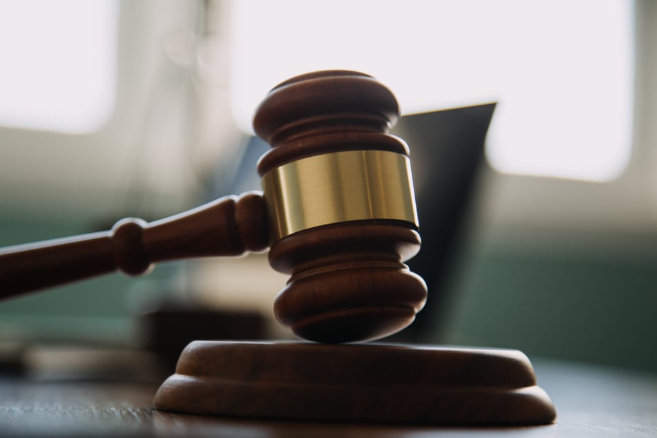Vor Gericht wurde Johannes Kongsnes Natland (19) von der Jury wegen Verschwörung zum Mord schuldig gesprochen. (Symbolbild)