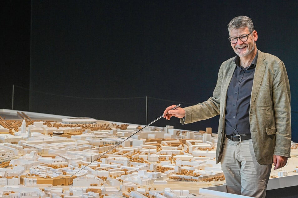 Stadtplanungsamtsleiter Matthias Lerm (60) erklärt das Modell.