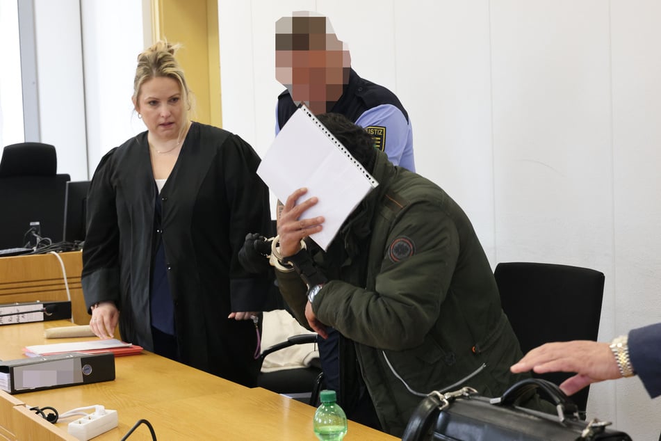 Beim Prozessauftakt schwieg Allahmir R. (39, r.).