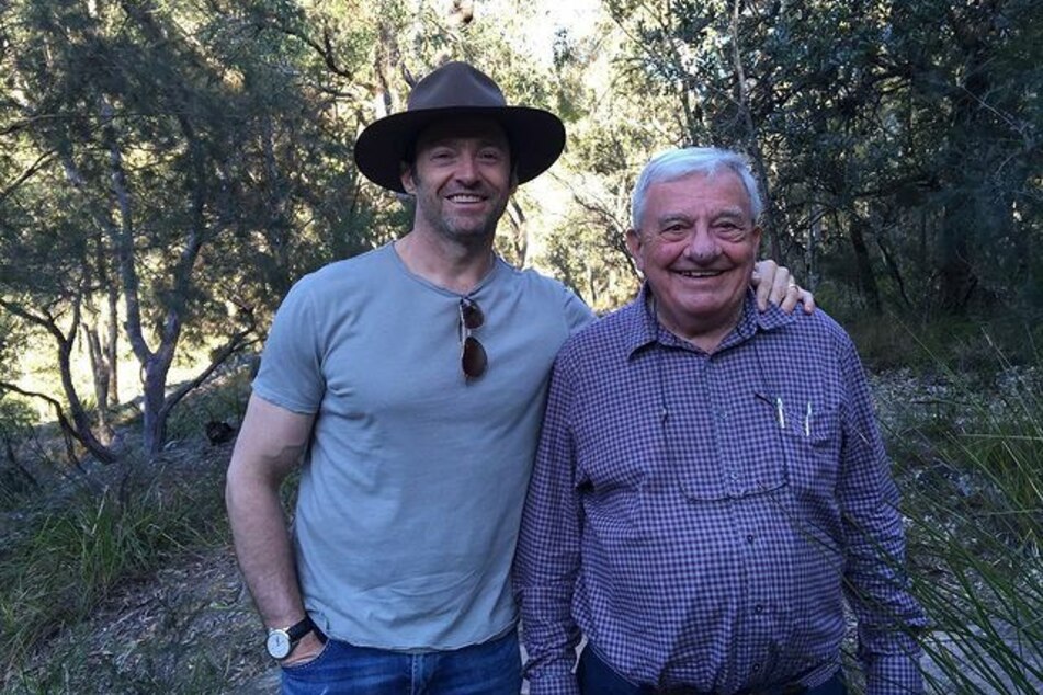 Hugh Jackman (l.) is mourning the passing of his father, Chris (r.).