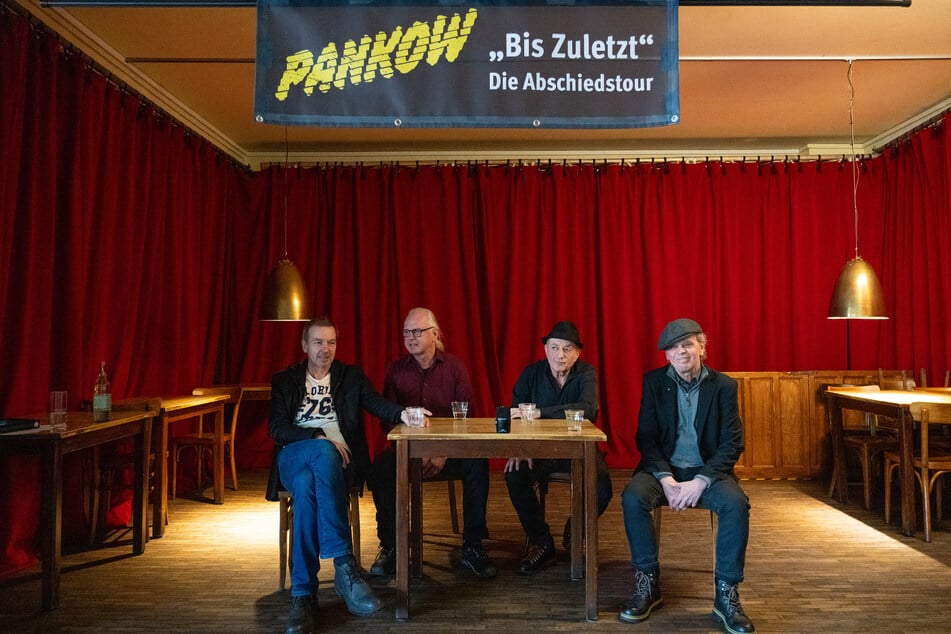Andreas Dziuk (l-r), Stefan Dohanetz, Andre Herzberg und Jürgen Ehle von der Band Pankow hängen die Instrumente an den Nagel.