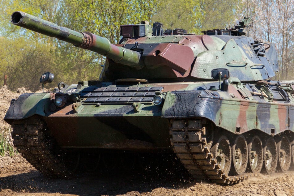 Panzer des Typs Leopard 1 könnten der ukrainischen Armee durch den Rüstungskonzern Rheinmetall zur Verfügung gestellt werden. (Archivbild)