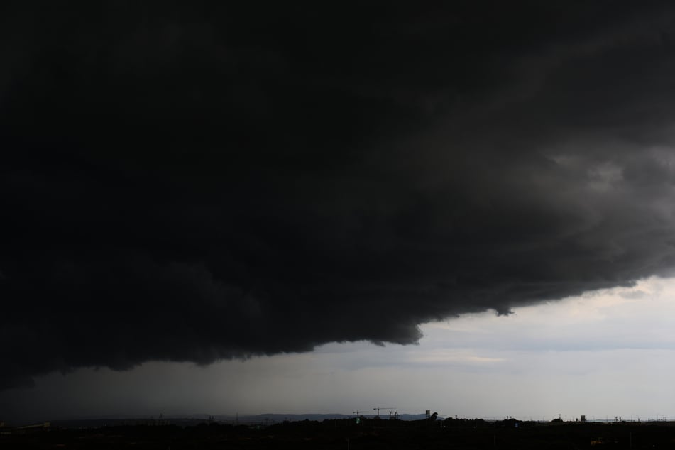 Gewitterwolken ziehen über dem Mittelmeer in Richtung einer Autobahn zwischen Haifa und Tel Aviv.