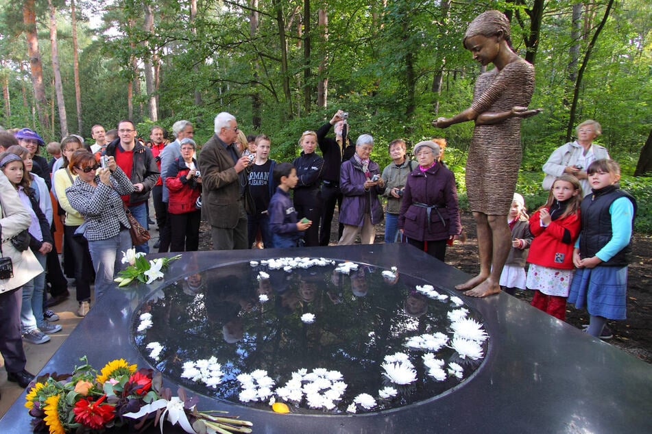 Das "Trauernde Mädchen am Tränenmeer" ist ein Denkmal für Opfer des 13. Februars 1945.