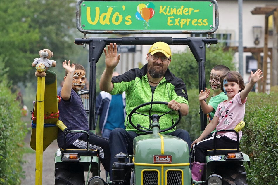 Bart, Kappe und gute Laune: Das sind die Markenzeichen von Udo Friedrich (52) mit seinem wohltätigen "Kinder-Express".