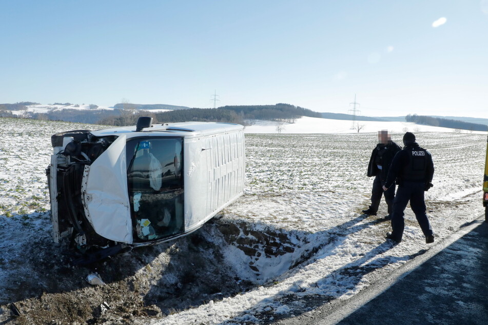 Ein Transporter-Fahrer kam am Sonntagmittag von der B95 in Chemnitz ab.