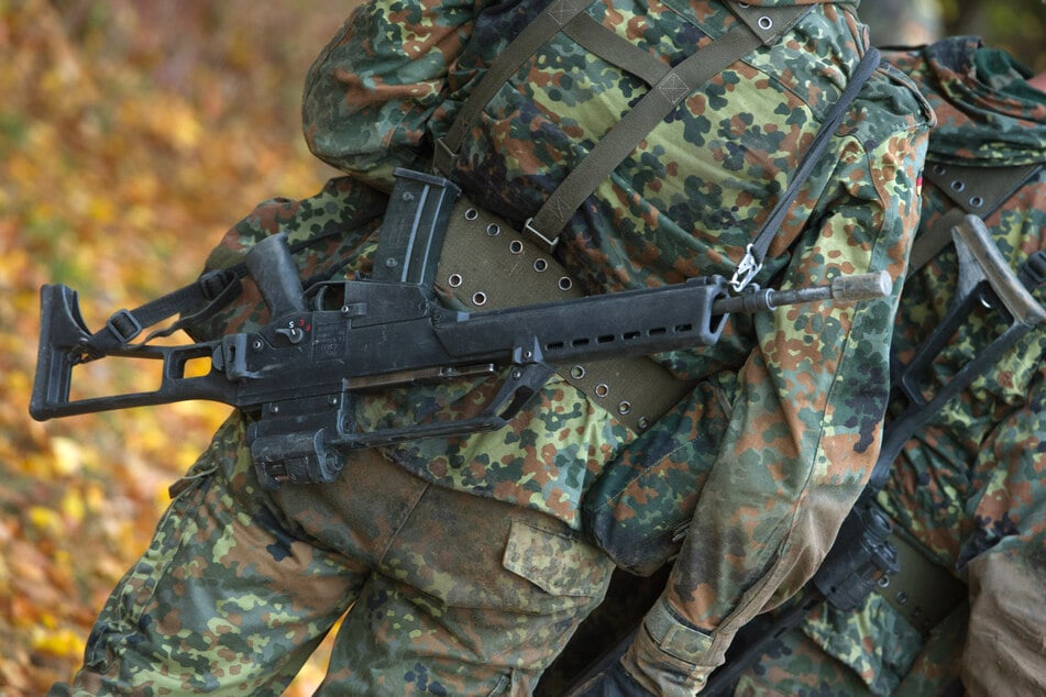 Der Autofahrer übersah die Soldaten und erfasste sie. (Symbolbild)